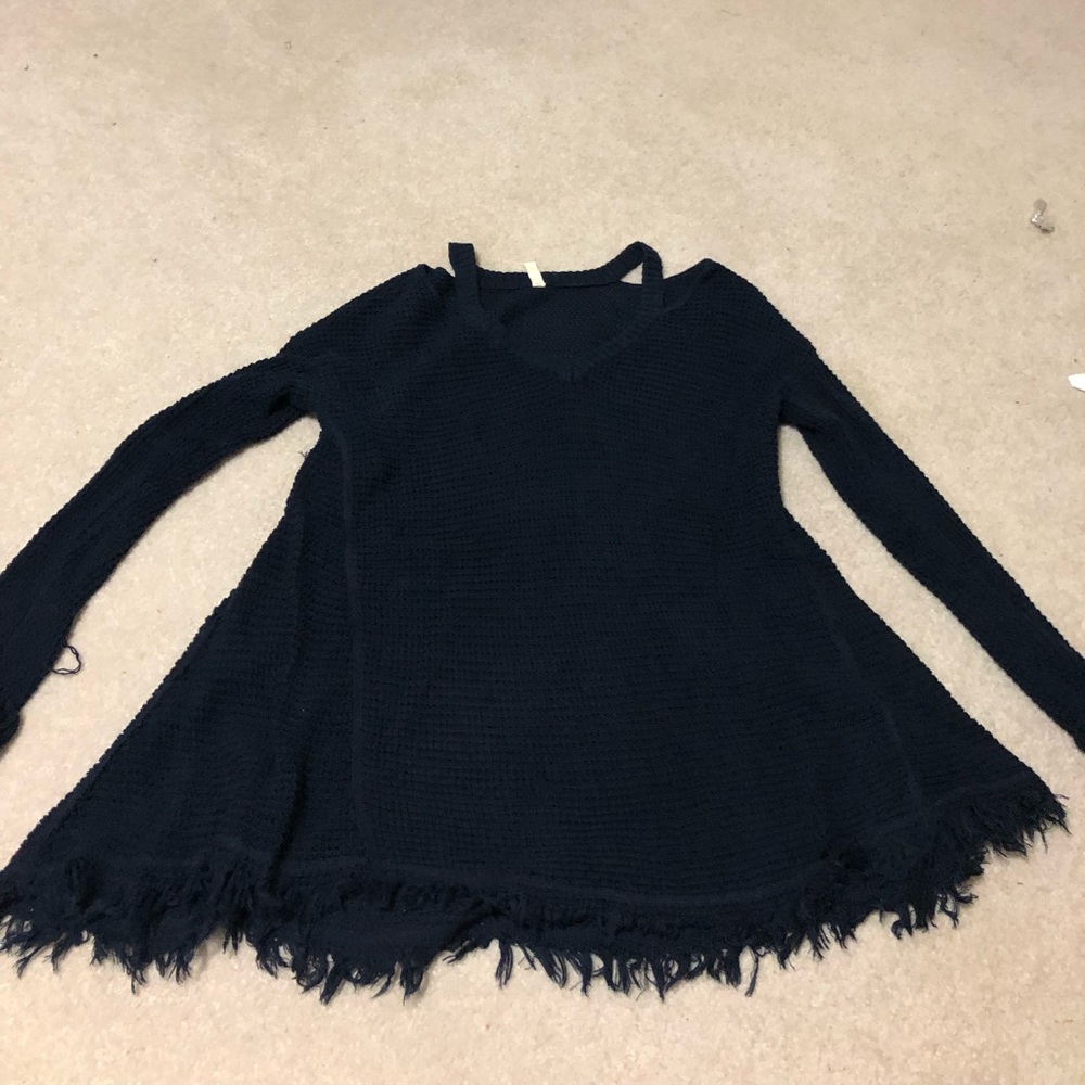 Cold shoulder sweater with fringed edges